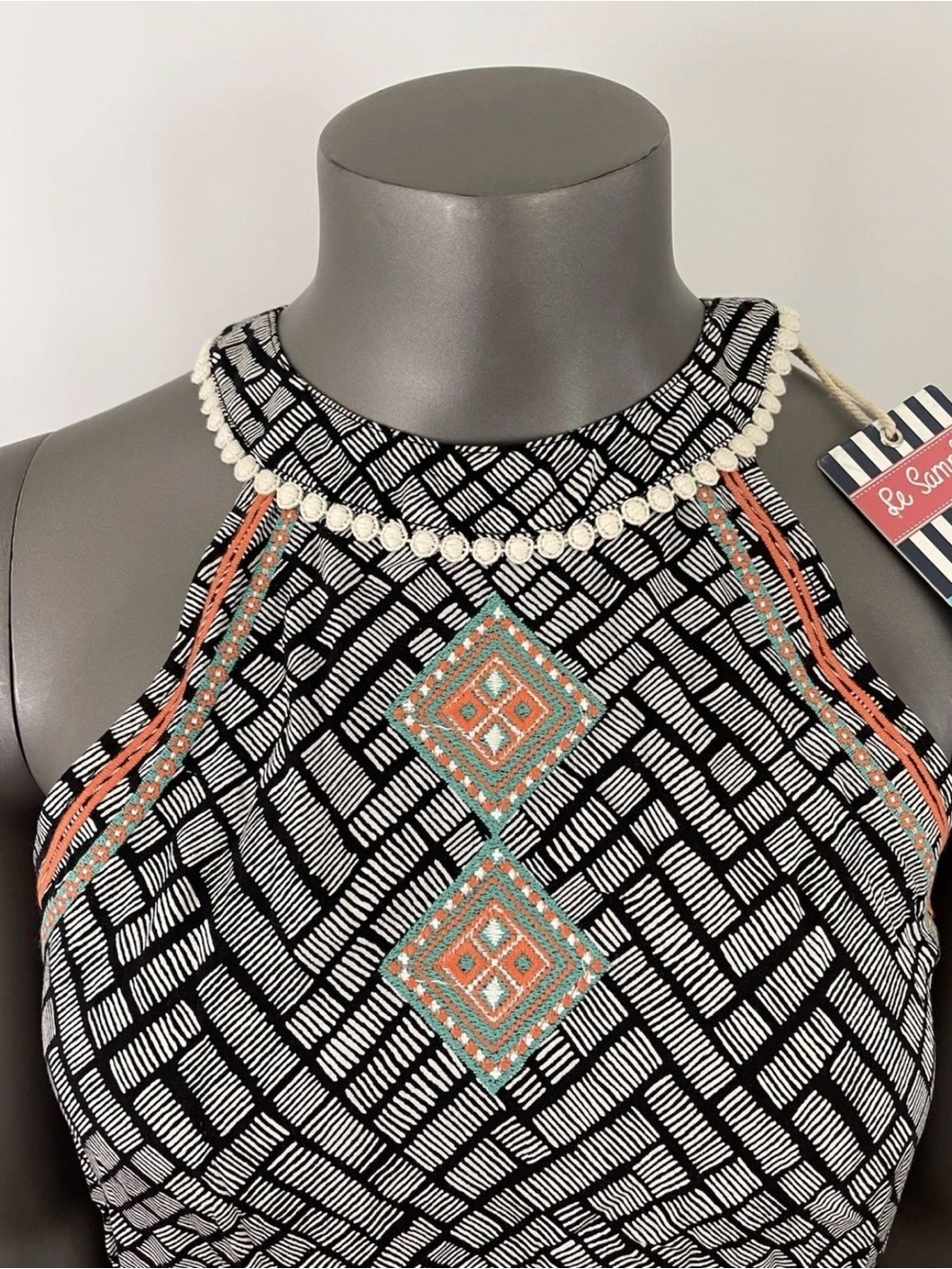 Le Sample Top Women’s XS Stitch Fix Black Tribal Print Embroidered Sleeveless - Picture 4 of 10